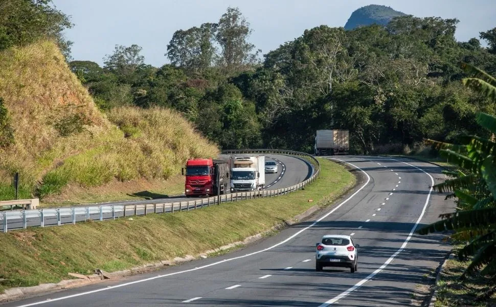 Mais de 400 infrações flagradas com ajuda de IA na BR-101 