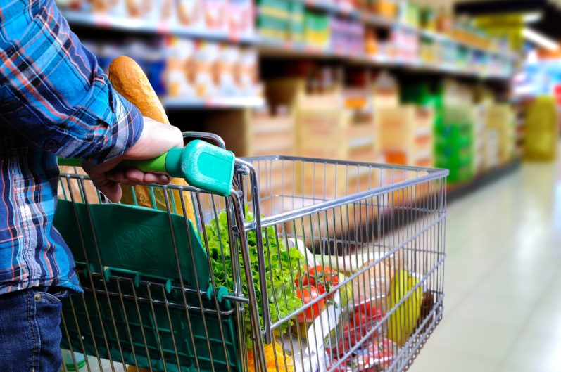 Empresários do setor de supermercados divididos sobre reabertura aos domingos no ES  