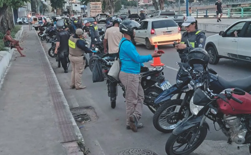 Detran multa 100 por calçado inadequado e falta de cinto durante feriado no ES  